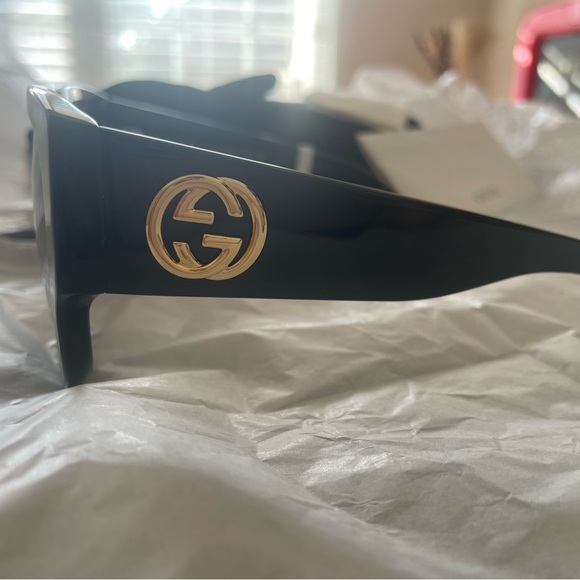 Gucci Black Oversized Sunglasses - Picture 3 of 8